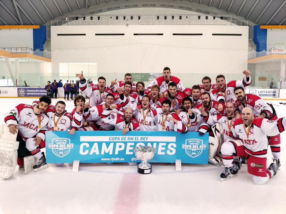 Los jugadores del CH Jaca posan con el trofeo de la Copa del Rey.