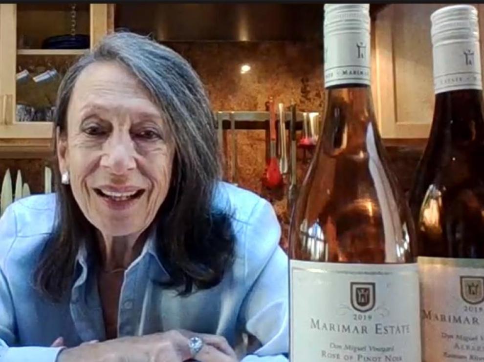 Marimar Torres y los dos vinos de su bodega catados.