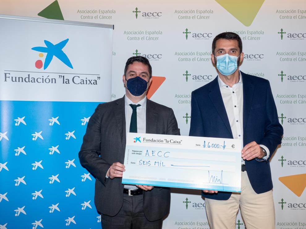 Acuerdo suscrito entre Eloy Ascaso, director comercial territorial Ebro de Caixa Bank, que ha sido recibido por Patxi Garcia Izuel, director de AECC en Aragón