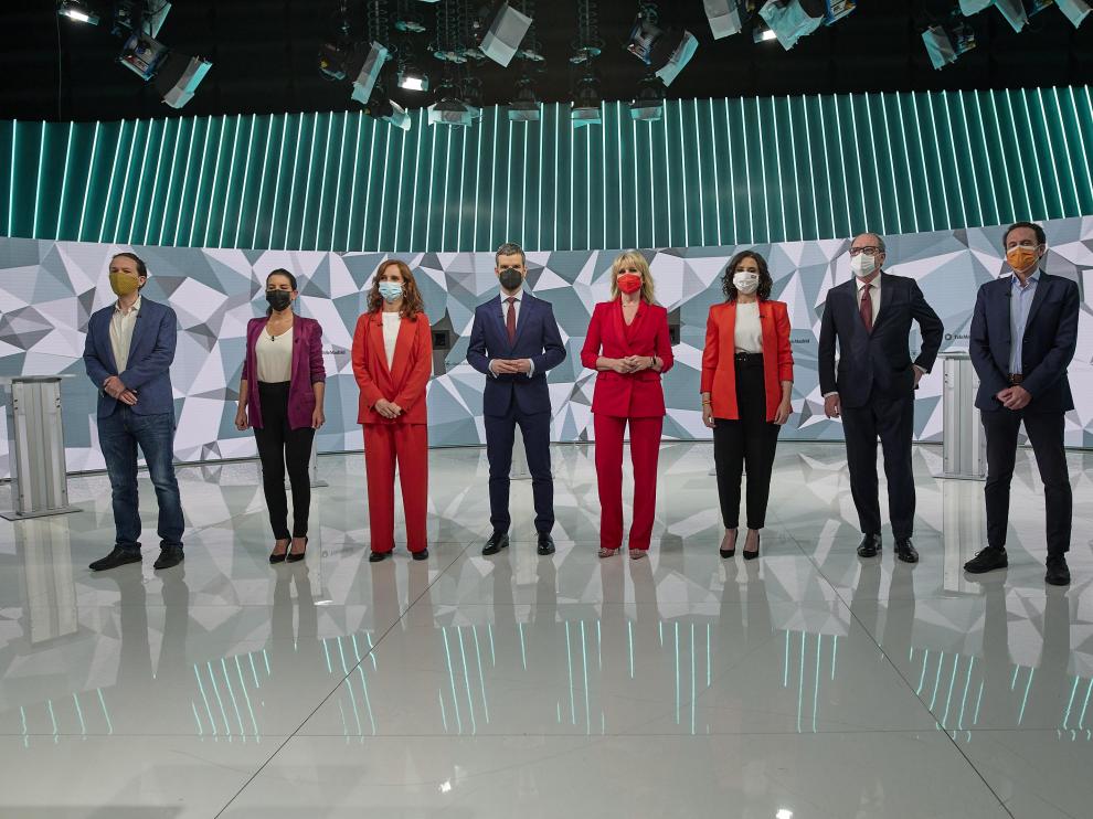 Iglesias, Monasterio, García, Díaz Ayuso, Gabilondo y Val, los seis candidatos a las elecciones durante su debate en Telemadrid, con los moderadores en el centro