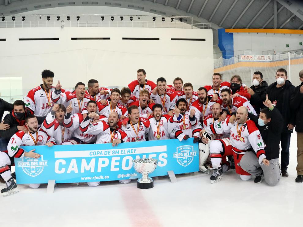 Los jugadores del CH Jaca, con su copa de campeones.