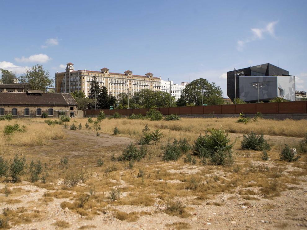 Vista de los terrenos de la antigua factoría de Averly, con el edificio Caixaforum al fondo.