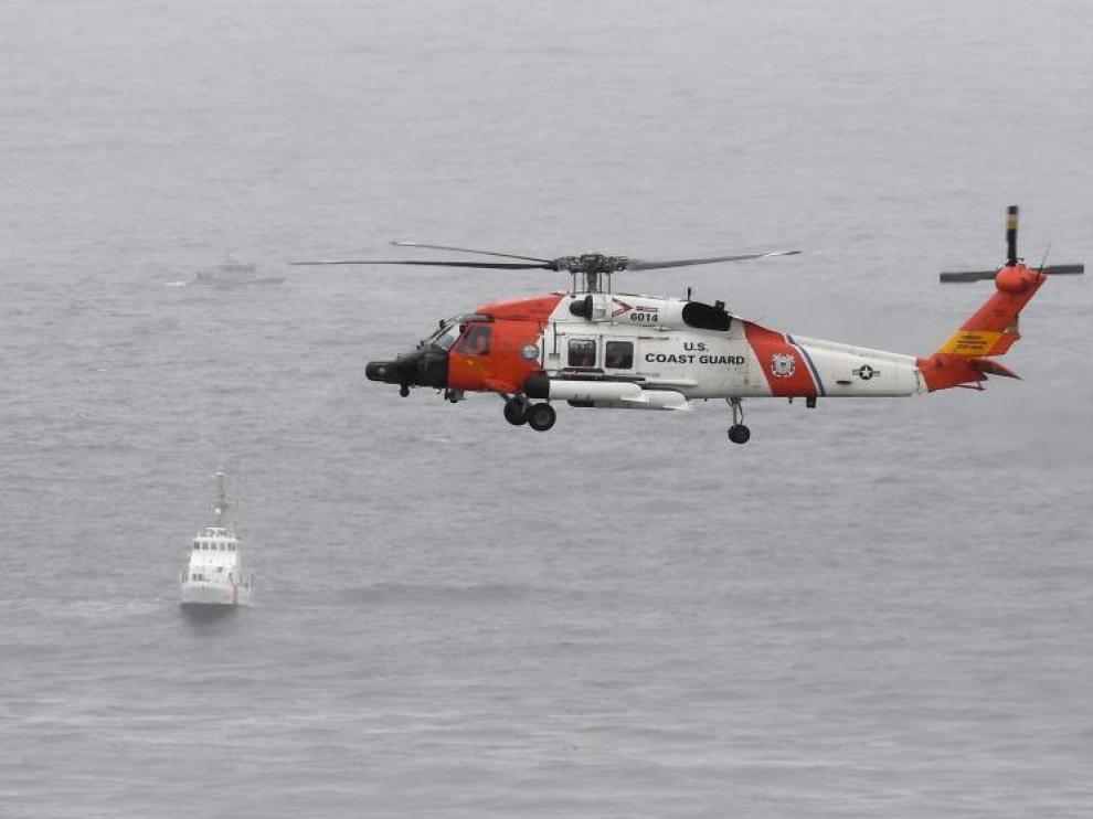 Un helicóptero de la Guardia Costera de Estados Unidos sobrevuela el área donde ocurrió el naufragio.