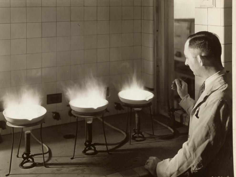 Tres mecheros Bunsen, en un laboratorio de la Dearborn Chemical Company en una imagen de 1934.
