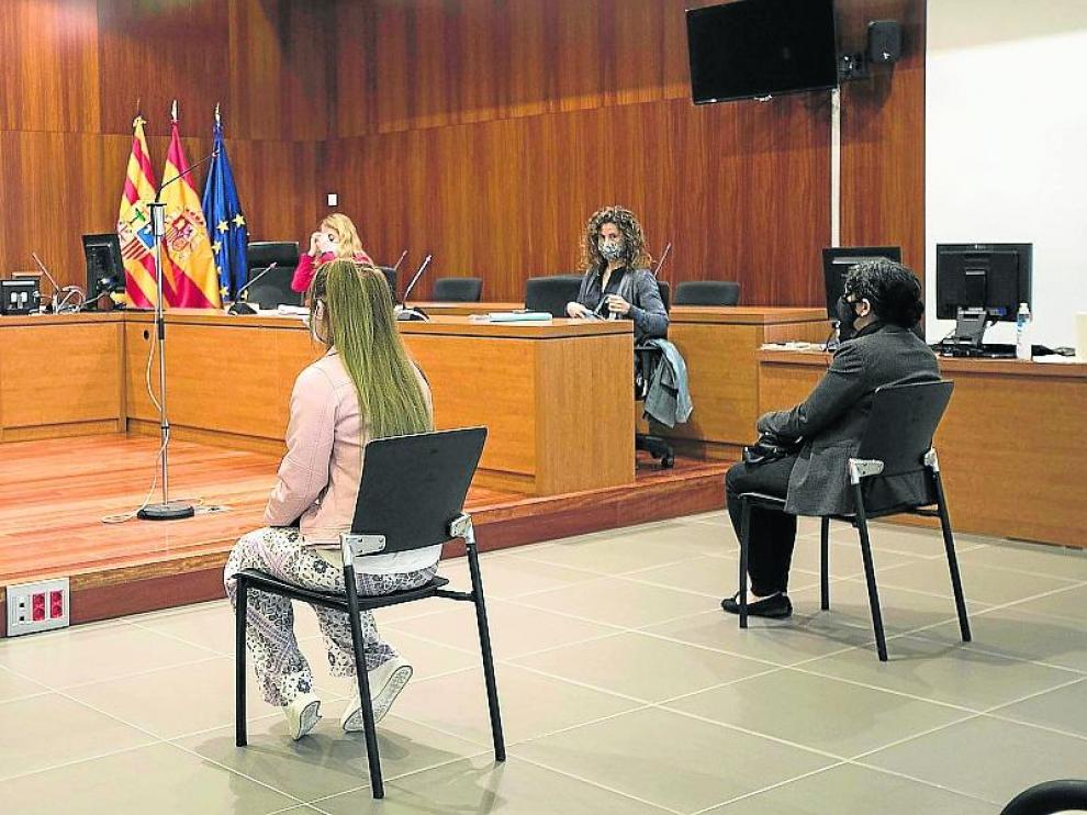 Las acusadas, durante el juicio celebrado este martes en la Audiencia de Zaragoza.
