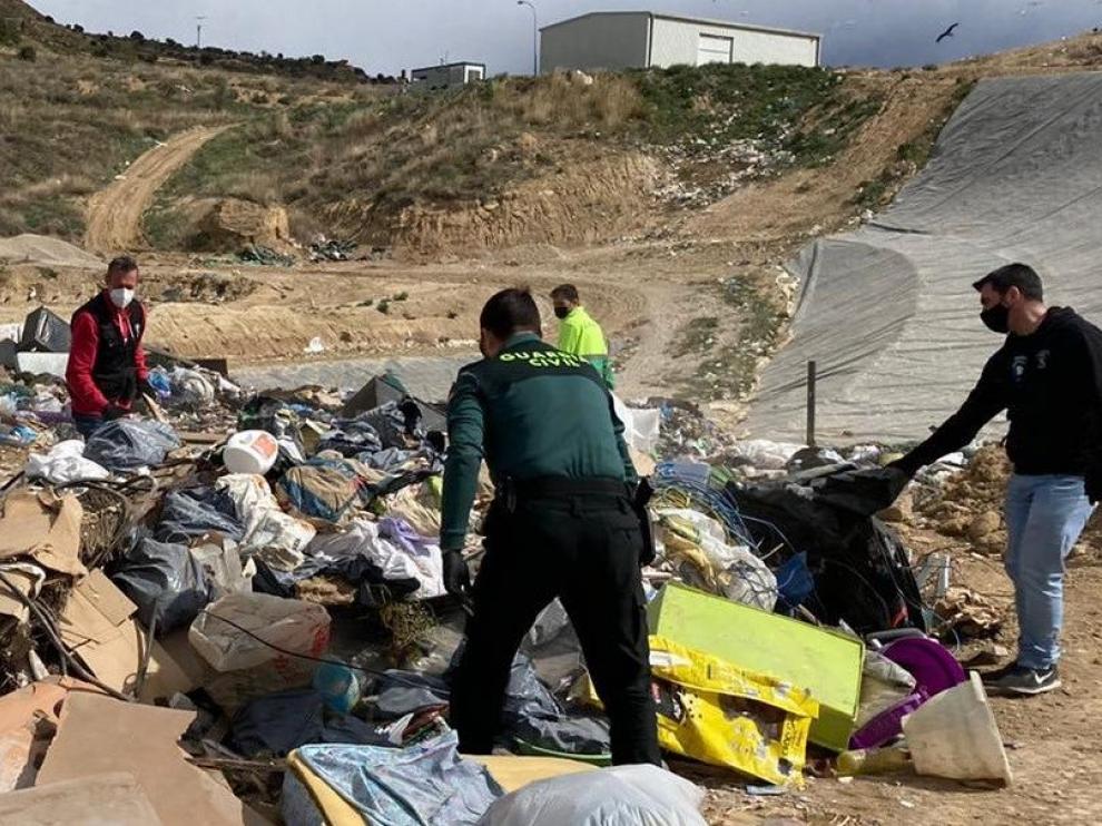Los agentes inspeccionaron el interior de un contenedor de residuos al que se habían arrojado objetos robados.