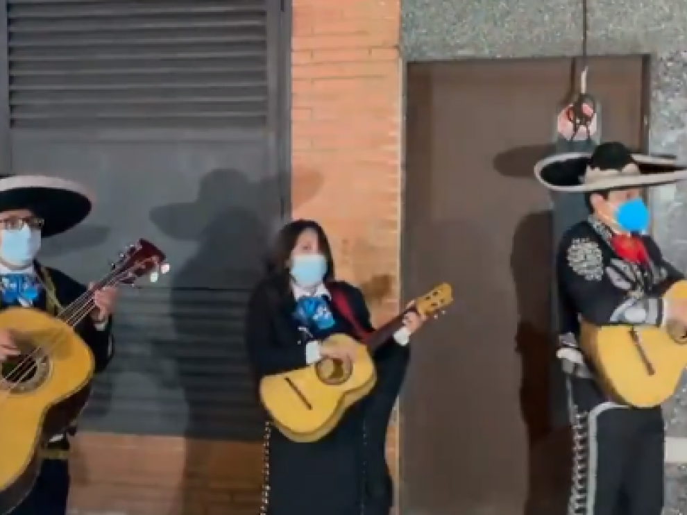 Mariachis ante la sede de Unidas Podemos en Madrid