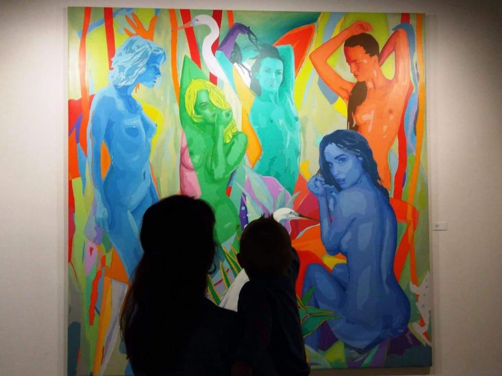 Mirella Ainaga con su bebé en brazos en una exposición en el Museo Pablo Gargallo.