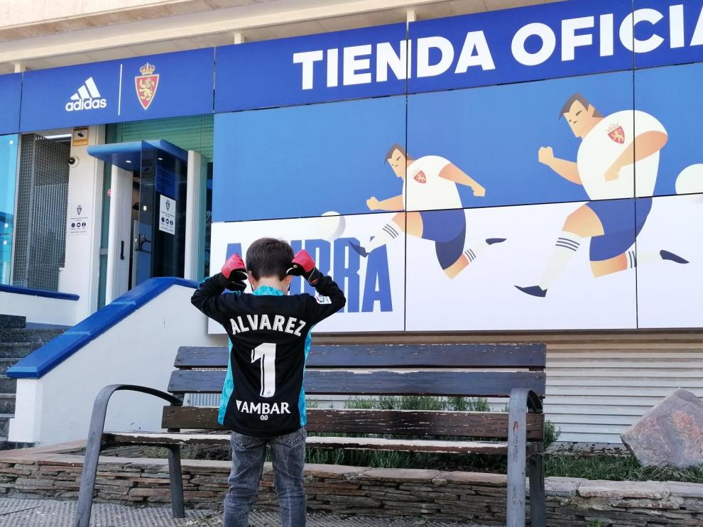 Un pequeño aficionado posa con la camiseta de su ídolo Cristian Álvarez, tras comprarla este fin de semana en la tienda del club.