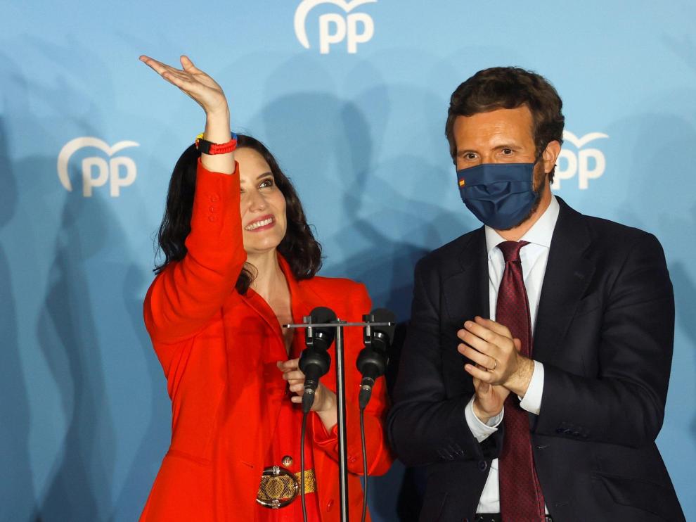 Isabel Díaz Ayuso y Pablo Casado en el balcón de la sede del PP en la calle Génova