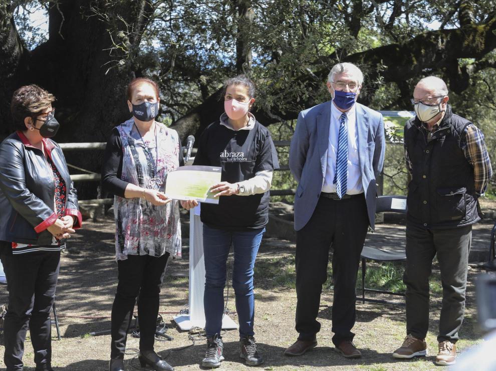 El director general de Biodiversidad, a la derecha, junto a Olona, en la entrega del diploma a la carrasca de Lecina.