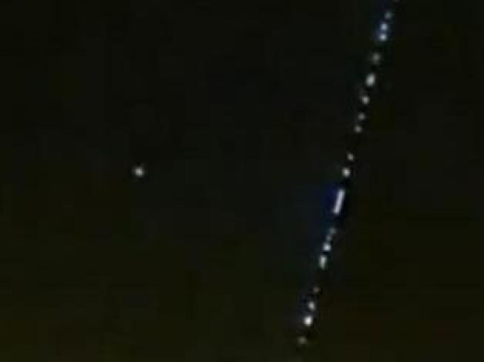 El rastro lumínico que dejó el Starlink al cruzar el cielo zaragozano.