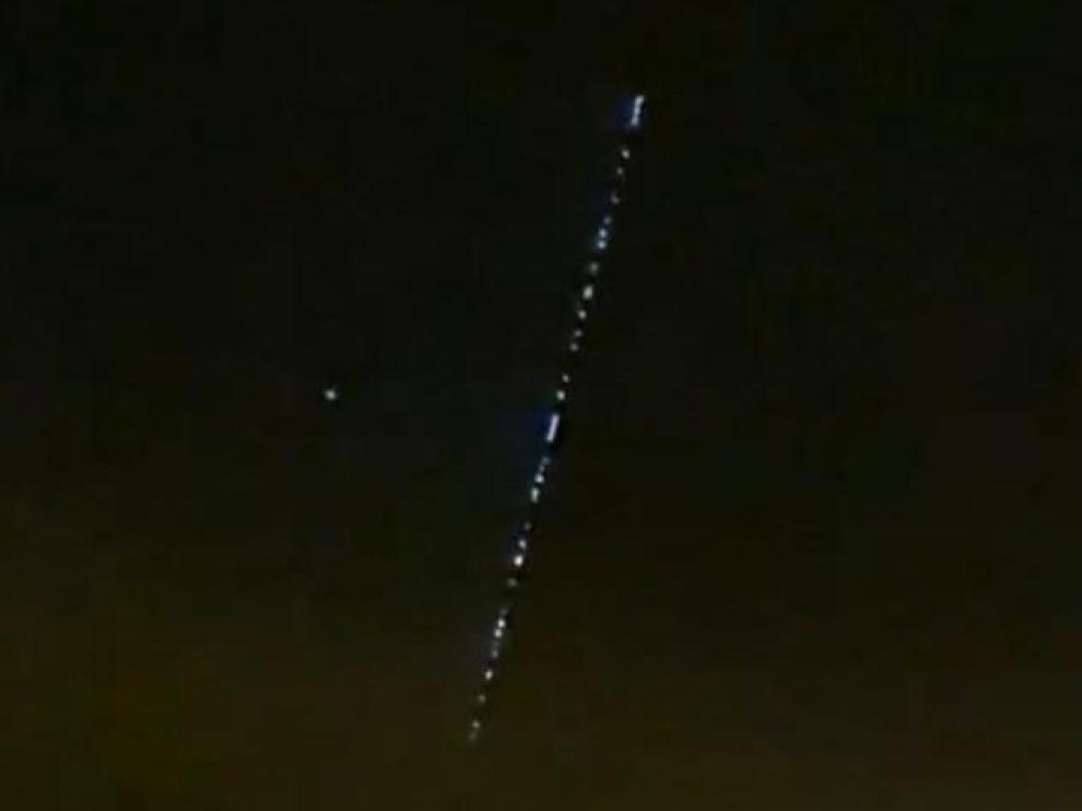 El rastro lumínico que dejó el Starlink al cruzar el cielo zaragozano.