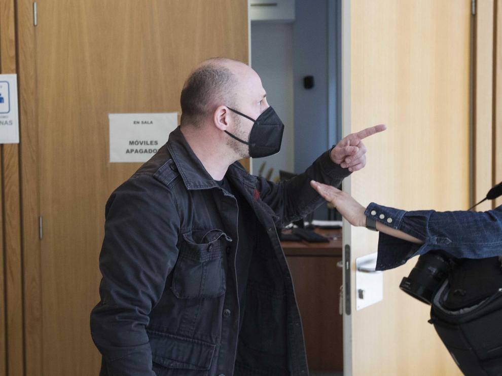 El acusado propinó un manotazo a una reportera gráfica en los pasillos de la Audiencia de Zaragoza antes de que comenzase el juicio, amenazó a los informadores y trató de impedir su labor..