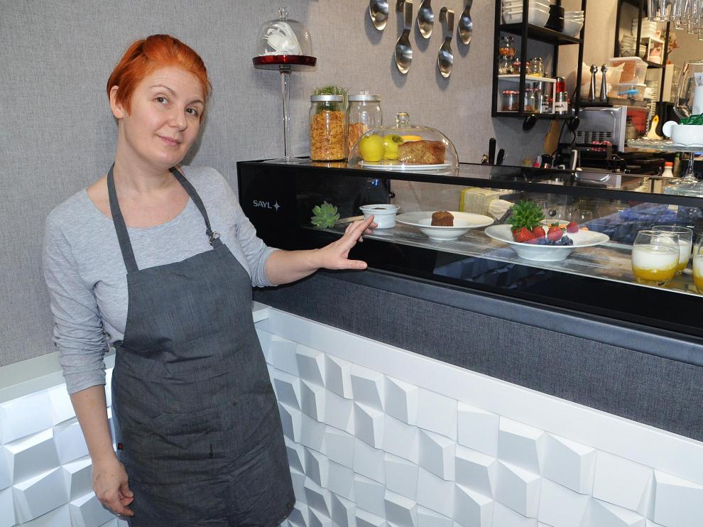 Esther Alonso se encarga de la atención en sala y de la repostería en Serendipia.