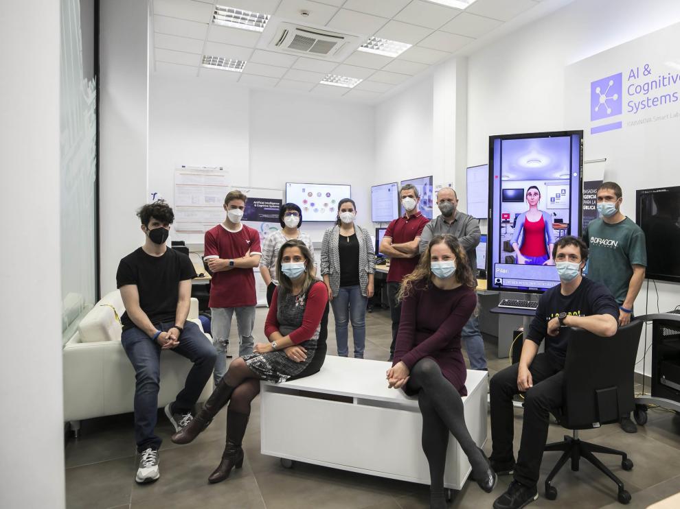 Equipo de Inteligencia Artificial y Sistemas Cognitivos de Itainnova, junto a la asistente virtual Pilar. Guillermo Mestre