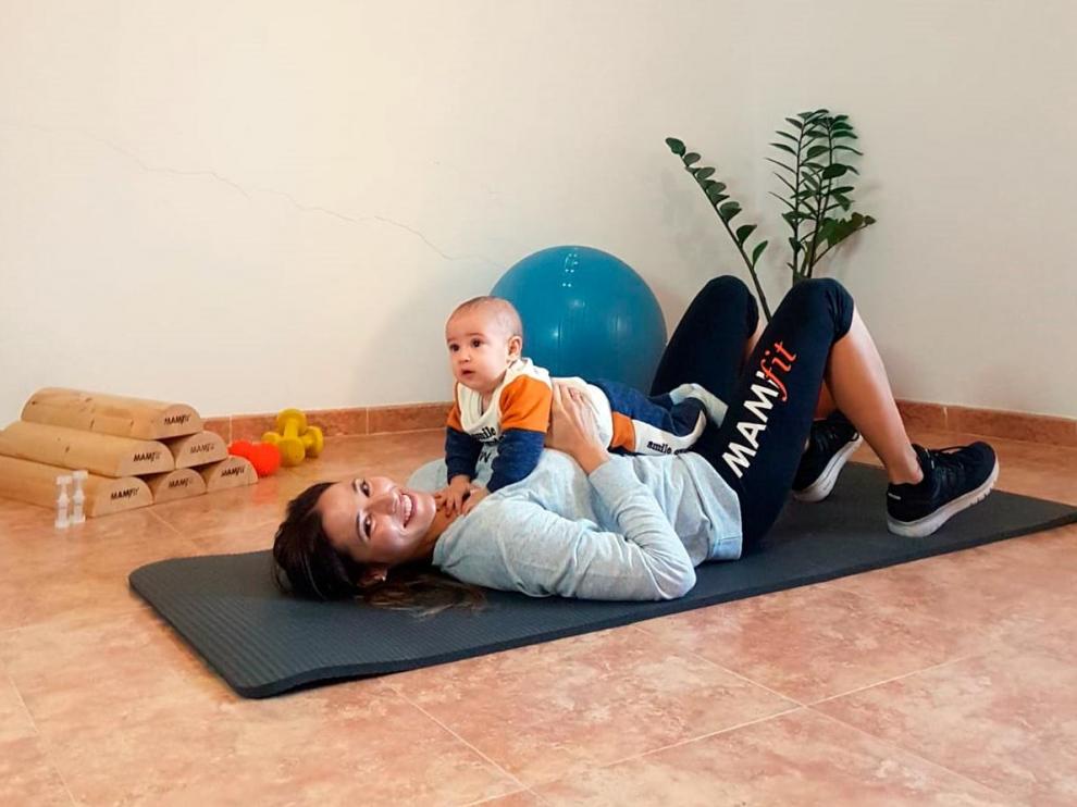 Yoana Bautista, con su hijo pequeño Roque, en su casa de Alcorisa.