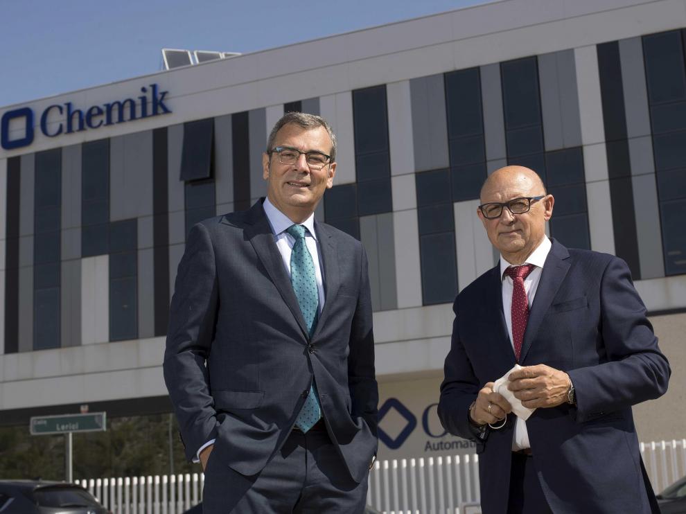 José Luis Celorrio y Ernesto López, ante la nueva sede de Chemik en Plaza.
