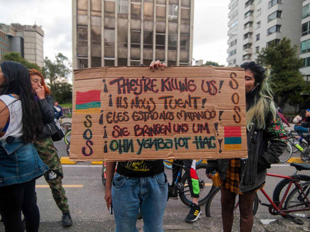 Una persona sostiene un cartel en el que se denuncia la represión policial, el viernes en Bogotá.