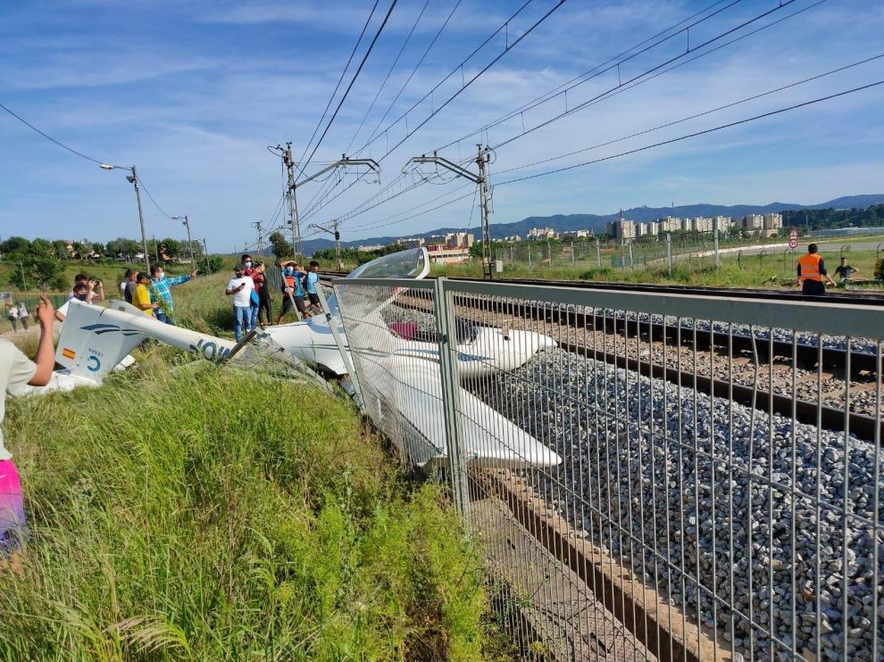 Se estrella una avioneta en Sabadell y corta la circulación de trenes