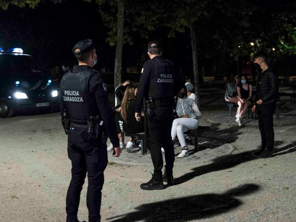 Dispositivo policial durante la primera noche sin estado de alarma en Zaragoza.