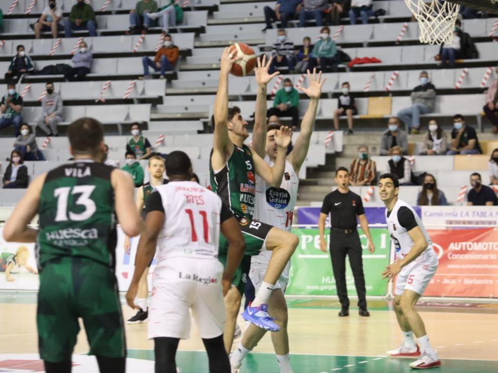 Rosa, del Levitec Huesca, busca el aro ante el Ourense.