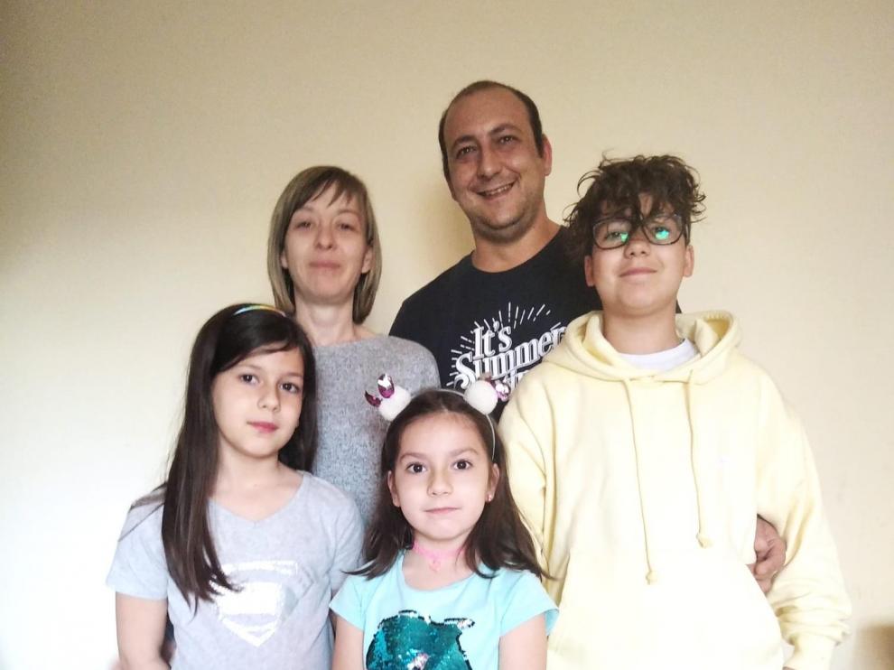 La familia zaragozana que se traslada a Camarena de la Sierra para regentar la panadería municipal.