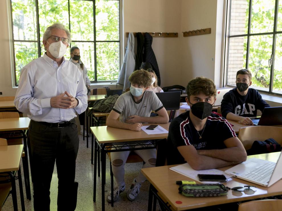 Francho Nagore, en la Facultad de Ciencias Humanas y de la Educación de Huesca, con sus alumnos de 1º de Magisterio de Educación Primaria