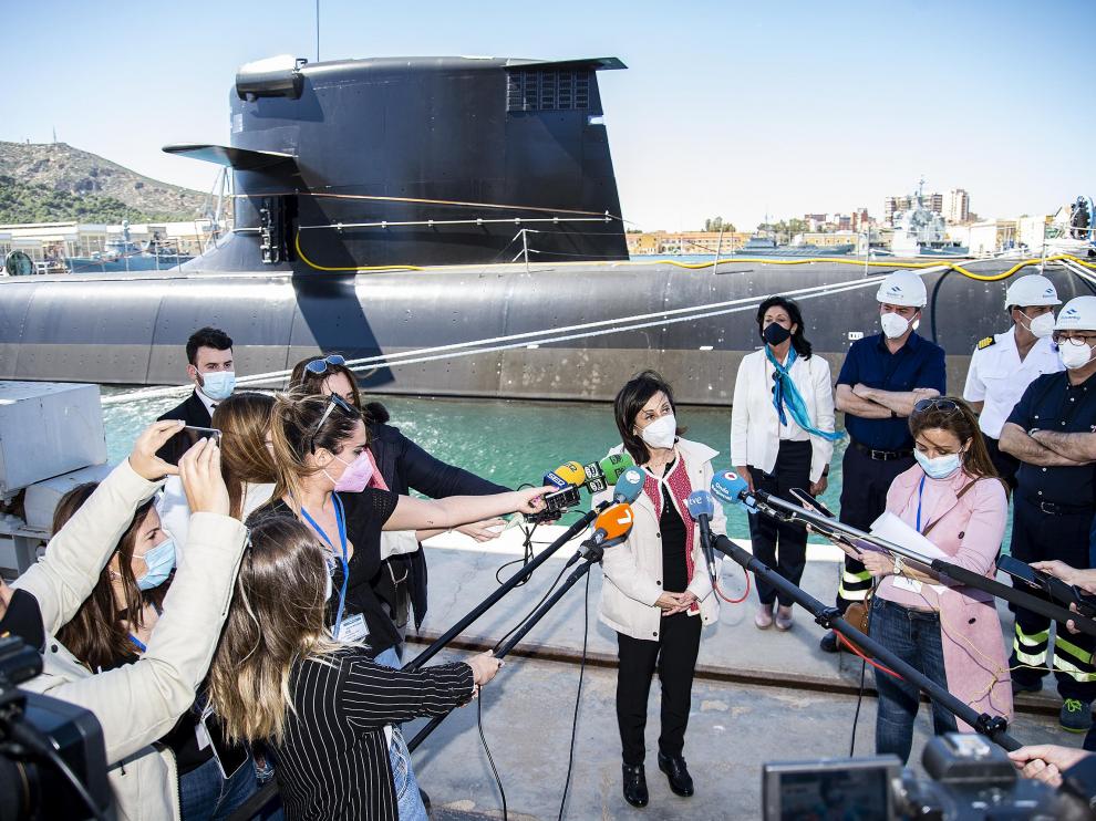 Margarita Robles atiende a los medios en su visita al submarino