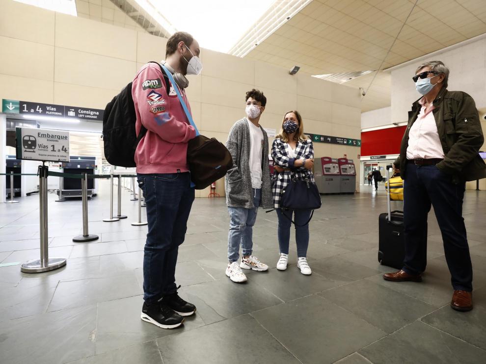 Pasajeros afectados por la avería de Ouigo esperan en la estación de Delicias de Zaragoza.