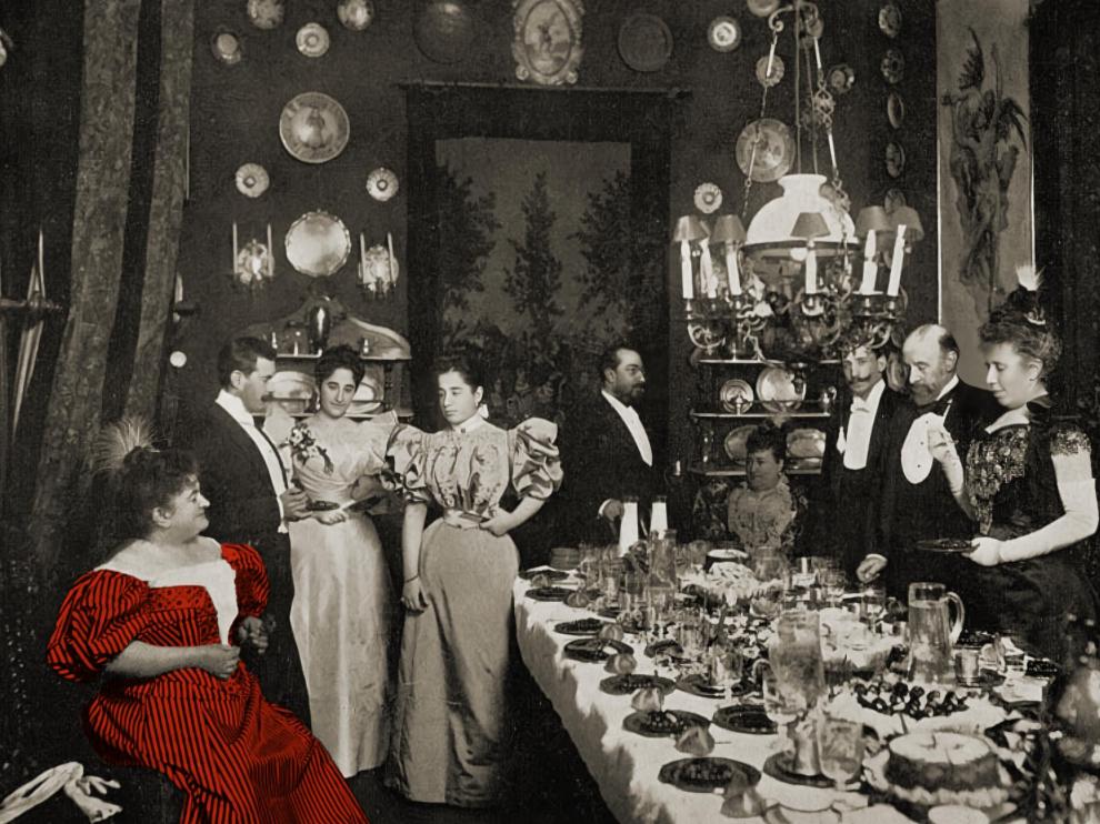 Emilia Pardo Bazán (con el vestido coloreado en rojo), en una comida en su casa.