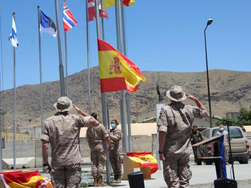 España arría su bandera en Kabul después de 19 años de misión en Afganistán