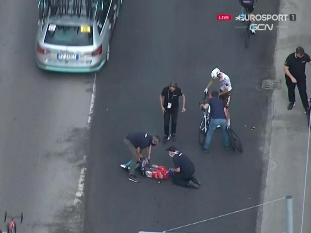 Mikel Landa, en el asfalto tras sufrir una caída en el final de la quinta etapa del Giro