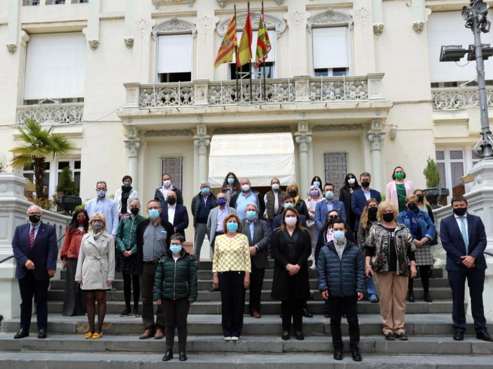 Foto de familia de representantes de las 28 entidades que forman parte de Cadis Huesca junto a las autoridades para celebrar el 25 aniversario.