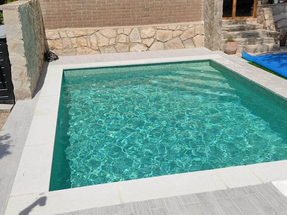 Una piscina construida por la empresa aragonesa Piscinas Alpuente.
