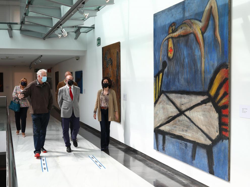 Lambán durante su visita este sábado a la exposición sobre Víctor Mira en Ejea de los Caballeros.