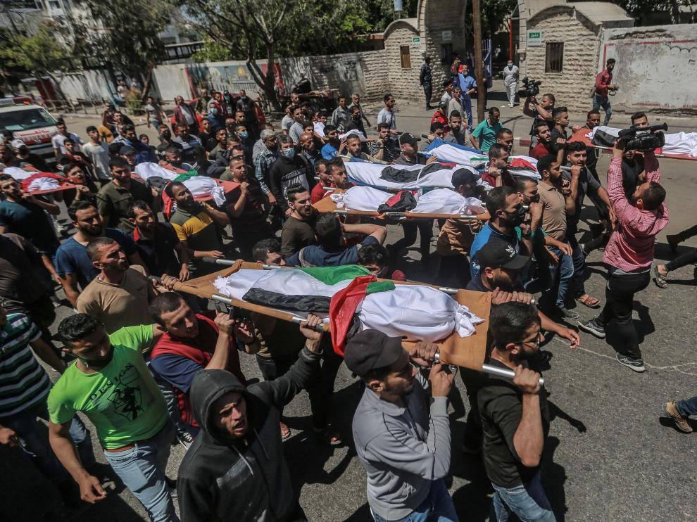 Palestinos portan los cuerpos sin vida de la familia palestina muerta en bombardeos de Israel.