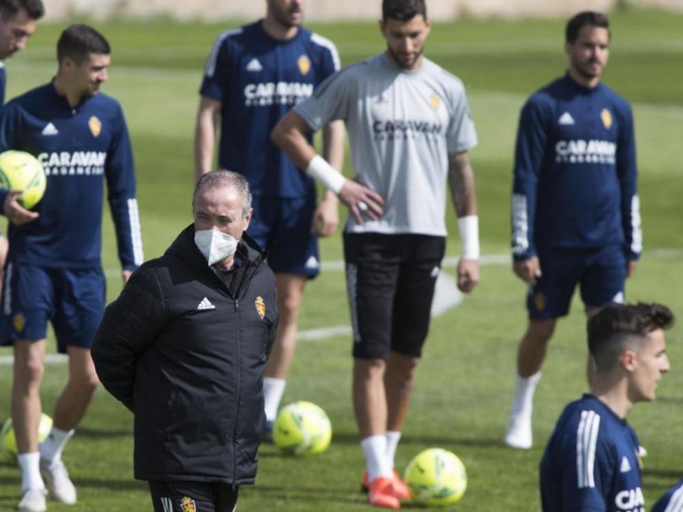 Jim, entre los futbolistas del Real Zaragoza, en el entrenamiento de este lunes.