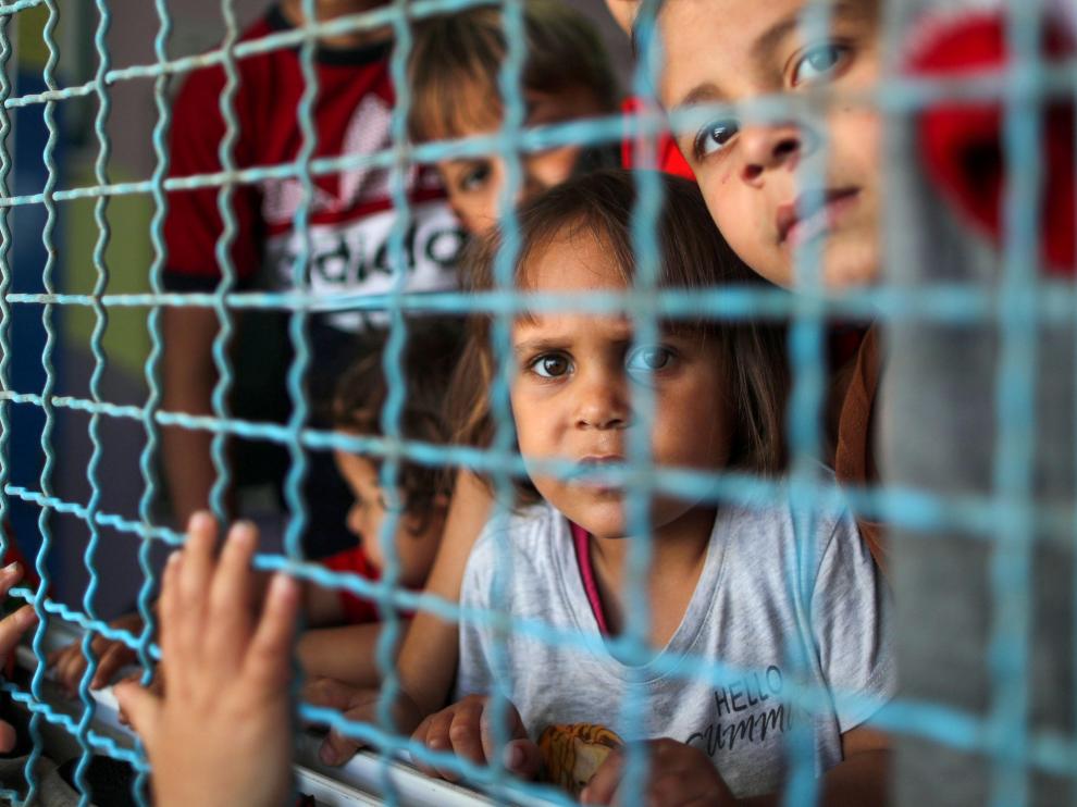 Niños palestinos se refugian de los bombardeos en una escuela de la ONU.