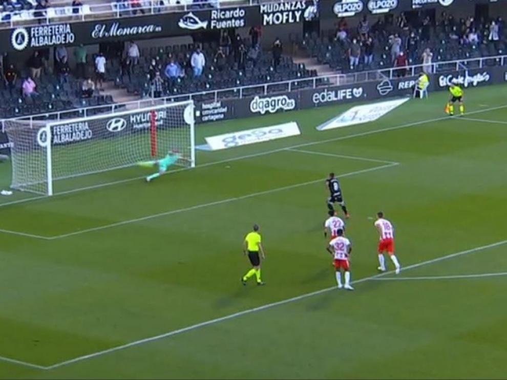 Penalti transformado por De Blasis para el Cartagena, que supuso el 3-2 definitivo en el minuto 80 y la derrota de Almería.