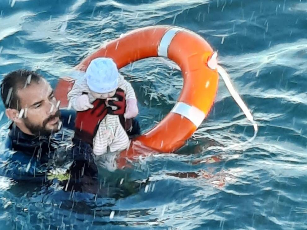 Un submarinista de la Guardia Civil rescata a un bebé en el mar de Ceuta.