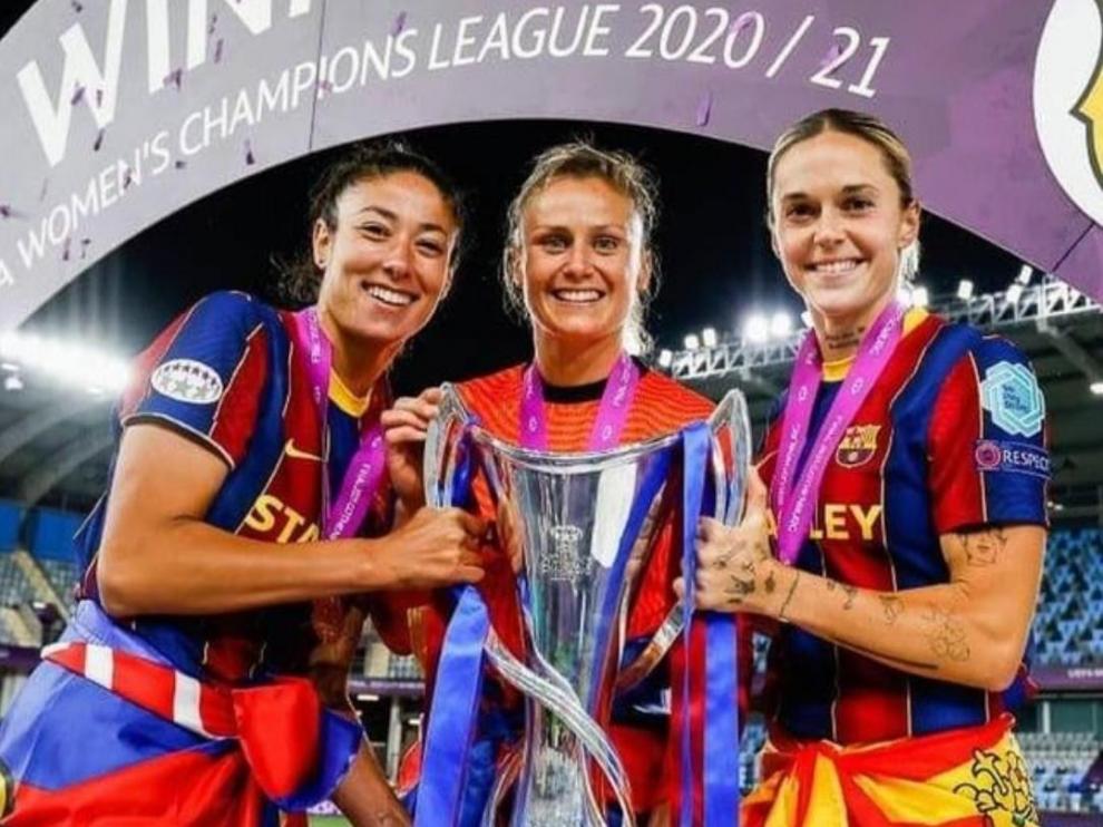 Mapi León, con la bandera de Aragón enfundada en la celebración de la Champions.