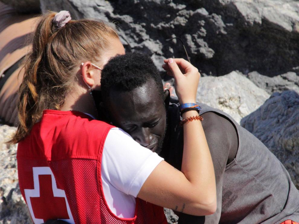 Luna, la voluntaria de la Cruz Roja que consoló en su desesperación al chico africano llegado a nado a España.