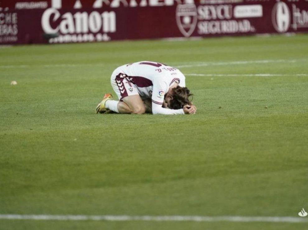 Un jugador del Albacete se lamenta sobre el cesped