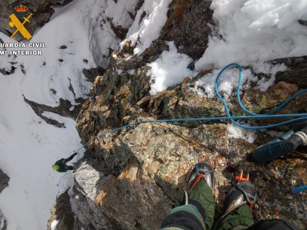 Imagen del rescate de un perro de un montañero en el pico Infiernos tras una caída de 20 metros por un corredor nevado.