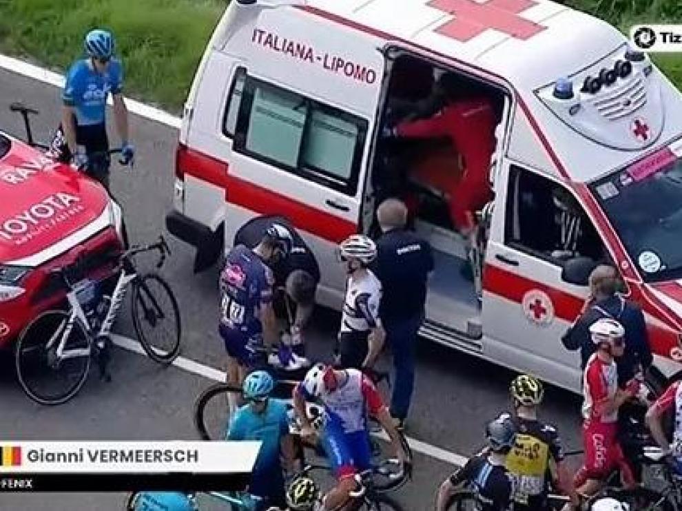 Carrera neutralizada por una masiva caída de ciclistas