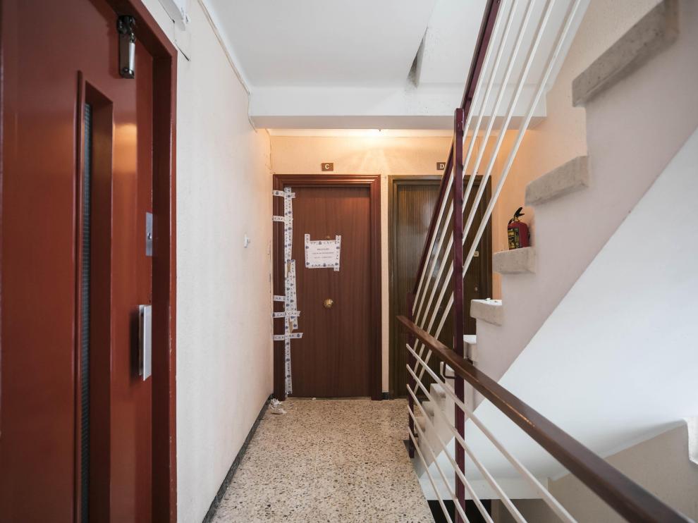 Al fondo, la puerta del piso en el que se produjo el asesinato de Katia.