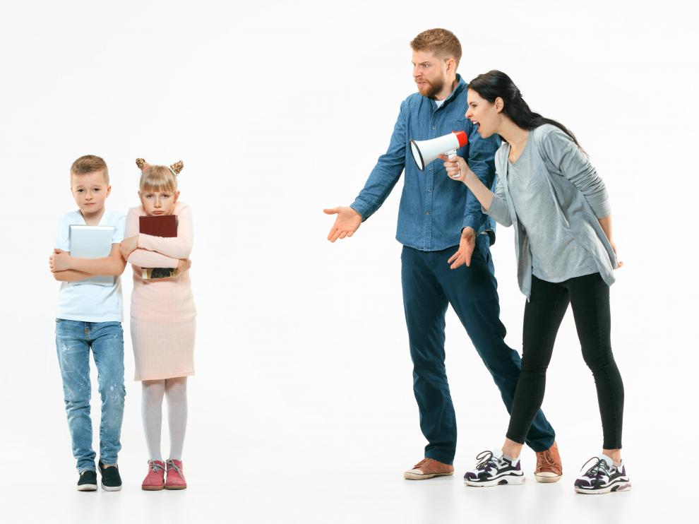 El agotamiento parental provoca el distanciamiento emocional con los hijos y la aparición de dudas sobre la capacidad como padres.