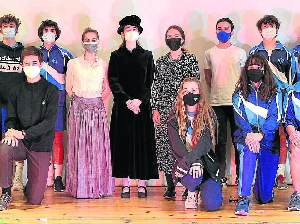 Alumnos y alumnas participantes en el proyecto Erasmus+ de teatro trilingüe del colegio M. M. Rosa Molas.