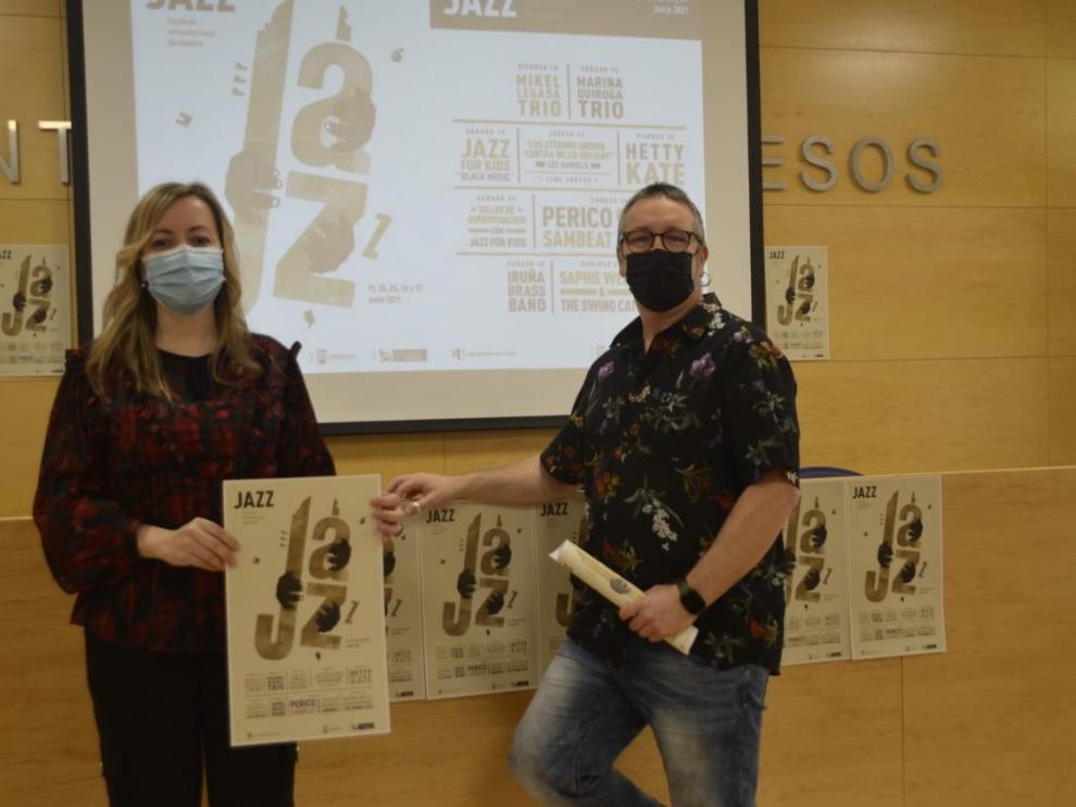 Pilar Abad y Javier Girao, con el cartel del festival